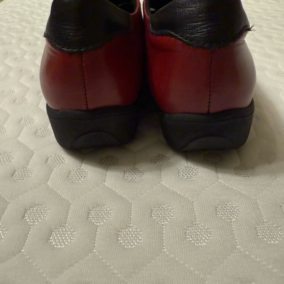 Munro Women's Red Leather Flats - Picture 5 of 5